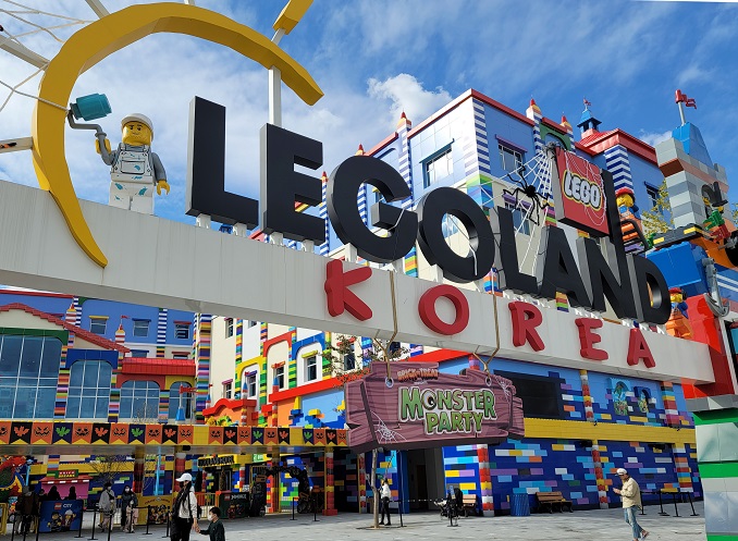 This file photo shows an entrance to Legoland Korea Resort in Chuncheon, east of Seoul. (Yonhap)
