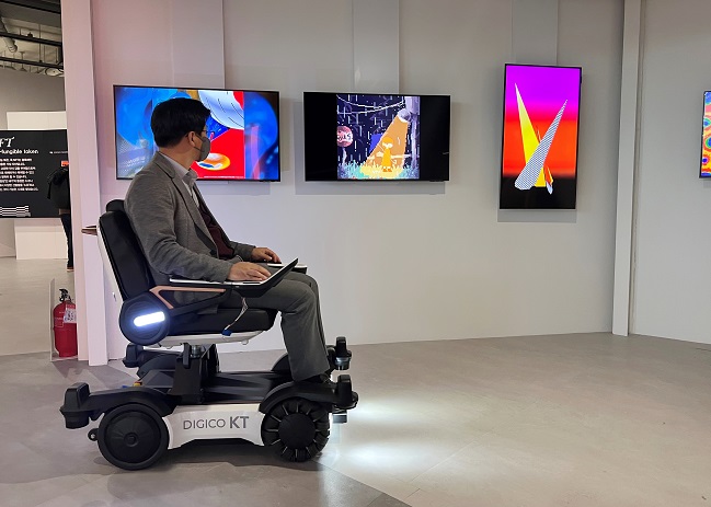 KT Develops Self-driving Robot Chair for People with Walking Problems