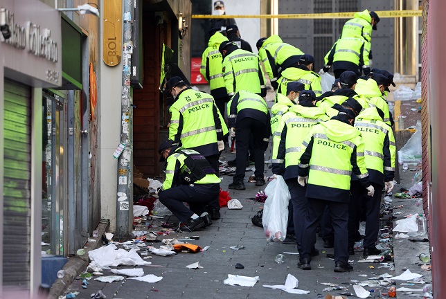 Police officers search the site of the deadly crowd crush in Seoul's Itaewon neighborhood on Oct. 30, 2022. (Yonhap)