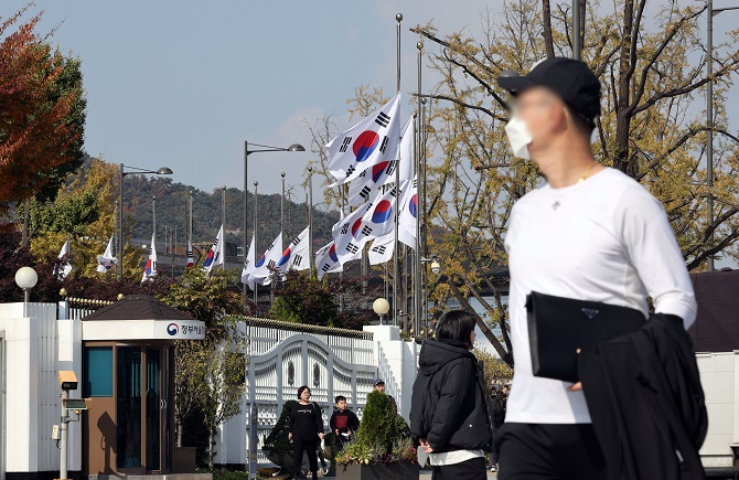 National flags fly at half-mast in front of the main government complex in central Seoul on Oct. 30, 2022, a day after the deadly stampede in Seoul's Itaewon district killed more than 150 people and injured some 80 others. (Yonhap)