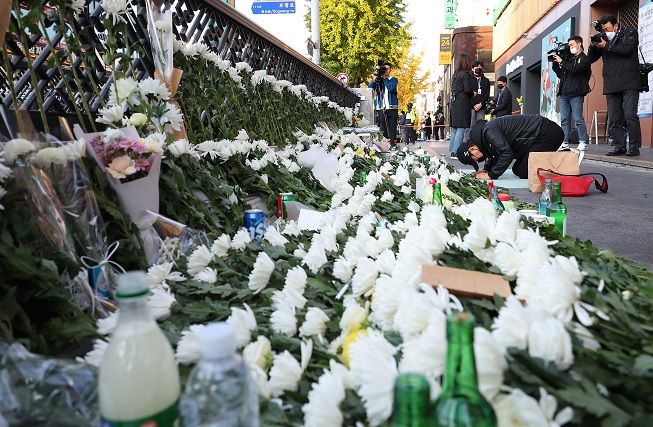 Mourning flowers and messages are placed on Oct. 31, 2022, at a location near the site of the deadly Itaewon crowd crush. (Yonhap)