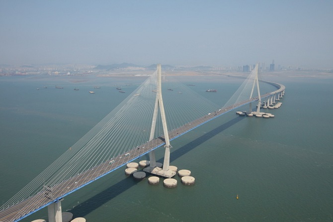 Bridge Operator Installs Suicide Prevention Plastic Drums Along Incheon Bridge Access Roads