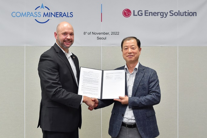 Kim Dong-soo (R), senior vice president and head of the procurement center at LG Energy Solution Ltd., poses for a photo with Chris Yandell, senior vice president and head of lithium at Compass Minerals, in this photo provided by LGES on Nov. 11, 2022. 