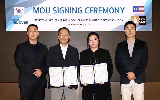 (From L to R) Tony Oh, chief business development officer at Lion Group; Park Man-soo, head of smart innovation at Hyundai Glovis; Serena Cheng, an executive director on Lion Group's board of directors; and Park Ji-hyun, head of Hyundai Glovis' global business development, pose for a photo during a signing ceremony for the memorandum of understanding on the smart logistics solutions partnership, in this photo provided by Hyundai Glovis on Nov. 16, 2022.