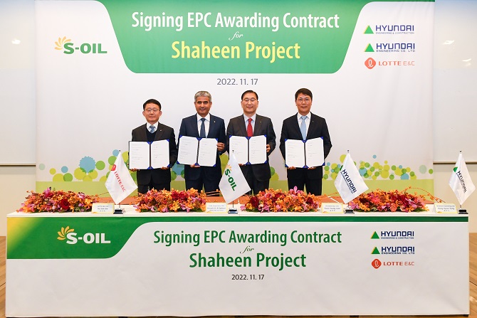 From L to R: Lotte E&C CEO Ha Suk-joo, S-Oil CEO Hussain Al-Qahtani, Hyundai E&C CEO Yoon Young-joon and Hyundai Engineering CEO Hong Hyeon-sung pose for photos at a signing ceremony for the Shaheen Project, held in the Korea Chamber of Commerce and Industry, on Nov. 17, 2022.  (Yonhap)