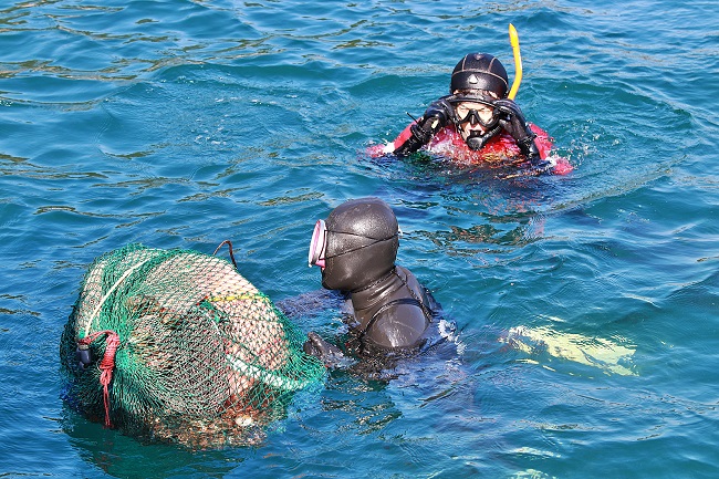 Female Divers Share Know-how with Coast Guard Rescuers