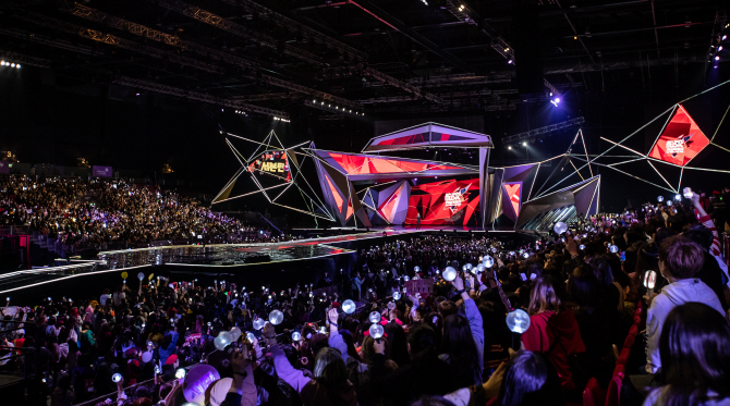 CJ Cheiljedang Makes Cheering Sticks for MAMA Awards from Hetbahn Containers