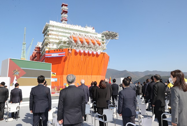 A christening ceremony for the Coral-Sul floating facility is under way at the shipyard of Samsung Heavy Industries Co. in the port city of Geoje off South Korea's southern coast on Nov. 15, 2021. The offshore floating facility, 432 meters long, 66 meters wide and 39 meters high, is capable of producing liquefied natural gas (LNG) off the coast of Mozambique. (Yonhap)