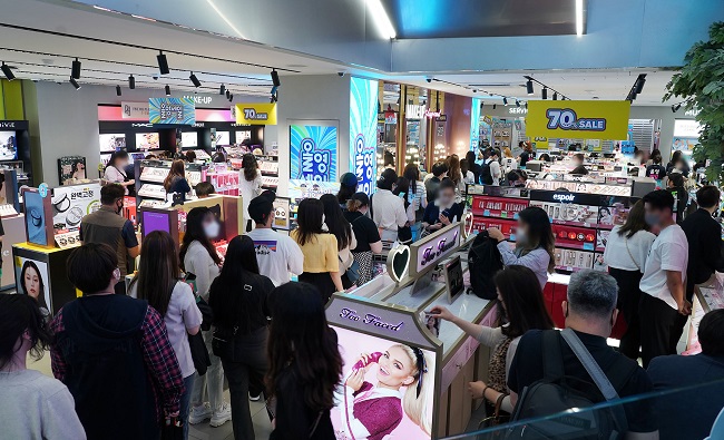 Customers shop at CJ Olive Young's flagship store in southern Seoul on June, 3, 2022. (Yonhap)