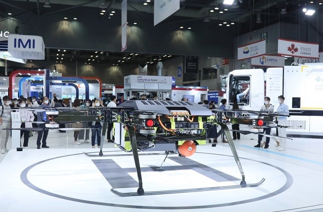 Visitors look at hydrogen-powered drones at the 2022 H2 Mobility, Energy Environment Technology (MEET), the country's biggest hydrogen industry fair, at KINTEX in Goyang, northwest of Seoul, on Aug. 31, 2022. (Yonhap)