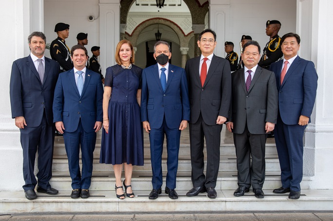 Then Samsung Electronics Vice Chairman Lee Jae-yong (3rd from R) poses with Panamanian President Andres Manuel Laurentino Cortizo (C) at the presidential palace in Panama City on Sept. 13, 2022, in this photo provided by the tech giant.