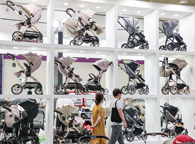 Visitors look around an exhibition of baby products in Seoul in this file photo taken Sept. 15, 2022. (Yonhap)