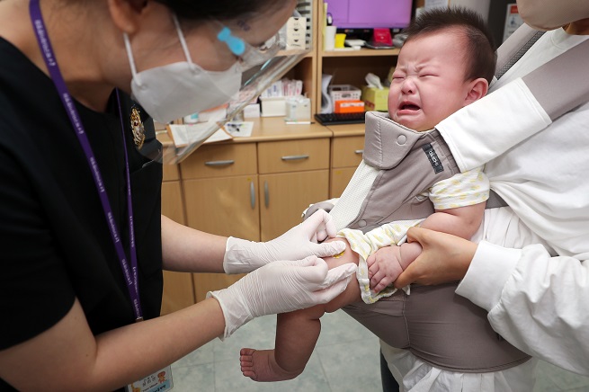 A baby gets a flu shot at a hospital in Gwangju, 329 kilometers south of Seoul, on Sept. 21, 2022. (Yonhap)