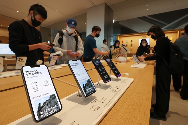 Apple products are displayed at a store in central Seoul in this file photo taken on Oct. 7, 2022. (Yonhap)