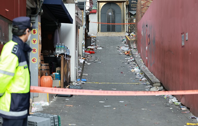 A police line blocks entry to an alley in Itaewon district in Seoul on Nov. 1, 2022, where a stampede during Halloween parties killed more than 150 people. (Yonhap)