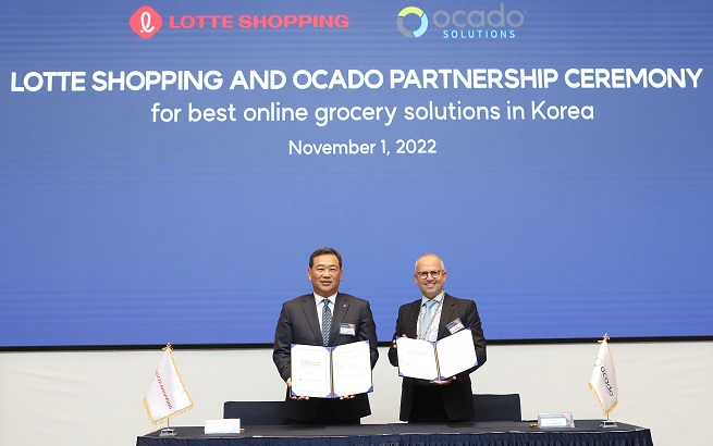 In this photo provided by Lotte Shopping, Vice Chairman Kim Sang-hyun (L) and Ocado Group CEO Tim Steiner pose for a photo after a partnership signing ceremony held in Seoul on Nov. 1, 2022.
