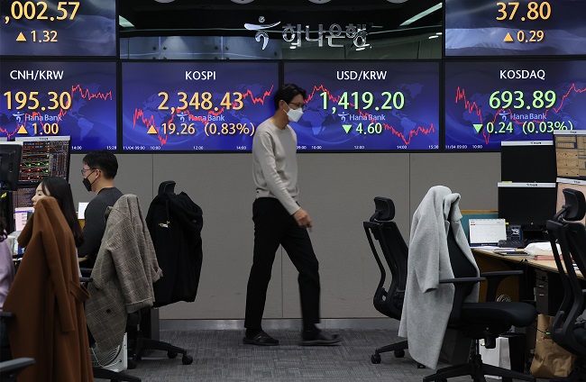 Screens are showing the Korea Composite Stock Price Index (KOSPI) and the foreign exchange rate between the U.S. dollar and the South Korean won at the foreign exchange dealing room of the KEB Hana Bank headquarters in Seoul on Nov. 4, 2022. (Yonhap)