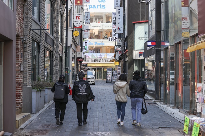 This file photo from Nov. 6, 2022, shows people walking on the streets of Myeongdong in central Seoul. (Yonhap)