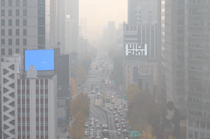 Fine dust and fog blanket Seoul's central area on Nov. 10, 2022. (Yonhap)