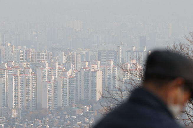 This photo taken on Nov. 14, 2022, shows apartment buildings in Seoul. (Yonhap)
