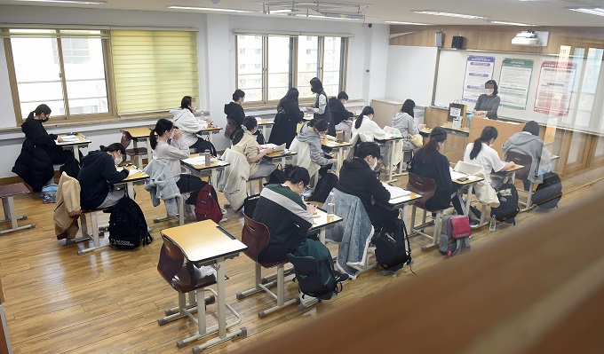 Students wait at a high school in Seoul on Nov. 17, 2022, to take the state-administered College Scholastic Ability Test. (Yonhap)
