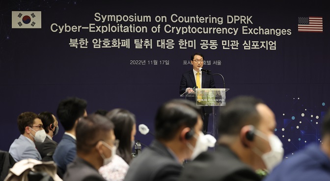 Kim Gunn, Seoul's special representative for Korean Peninsula peace and security affairs, speaks during a South Korea-U.S. symposium at a Seoul hotel on Nov. 17, 2022, on how to respond to North Korea's cyber exploitation of cryptocurrency exchanges. (Yonhap)