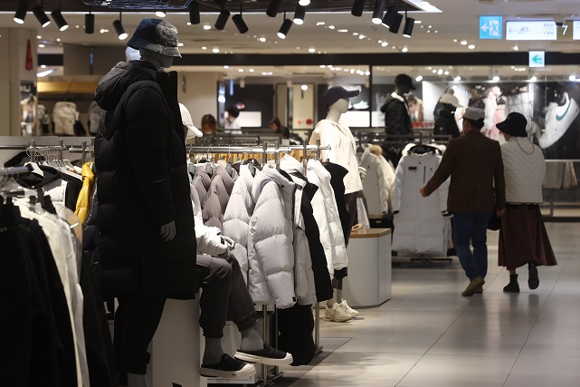 Winter clothes at a department store in Seoul on Nov. 18, 2022. (Yonhap)