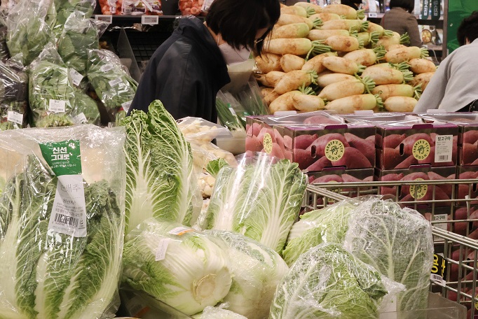 Vegetables are displayed at a supermarket in Seoul on Nov. 20, 2022. (Yonhap)