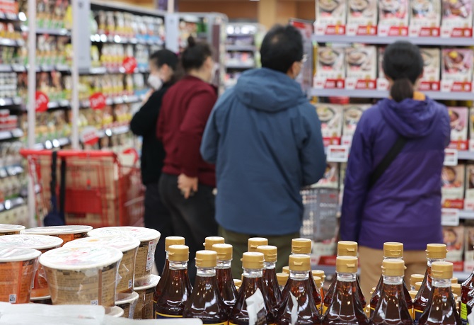 In this file photo from Nov. 21, 2022, people shop for groceries at a large discount store in Seoul. (Yonhap)