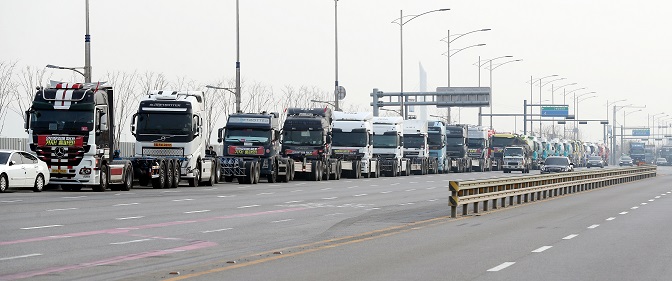 Truck cabs are parked along a road in front of a container terminal in Incheon, west of Seoul, on Nov. 24, 2022, as unionized truckers affiliated with the Korean Confederation of Trade Unions launched a nationwide strike to demand the government permanently scrap the phaseout of a temporary freight rate system guaranteeing a basic wage for truck drivers. (Yonhap)