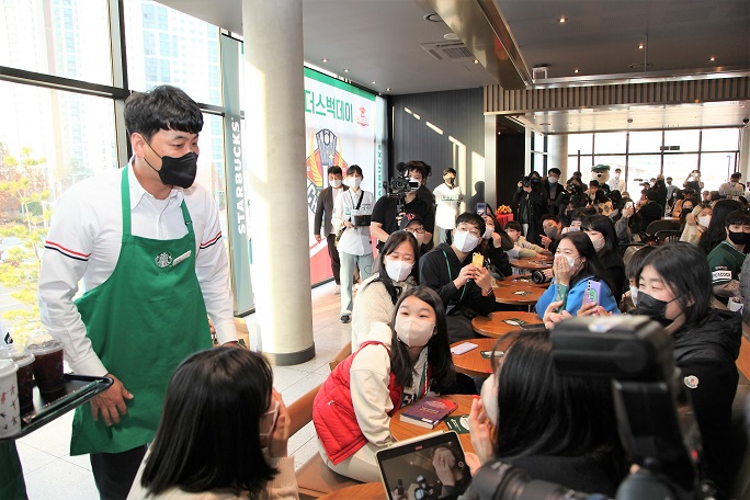SSG Landers Members Become Baristas for a Day