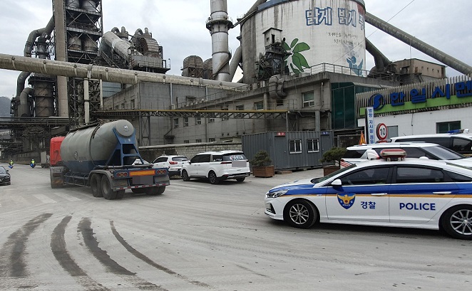 In this photo taken Nov. 28, 2022, a bulk cement trailer departs from a cement plant in Danyang, North Chungcheong Province, under the protection of police amid an ongoing strike by cement truckers. (Yonhap)