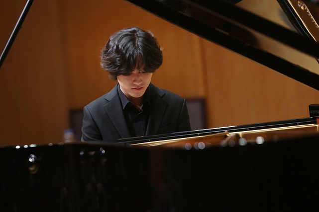 Pianist Lim Yun-chan plays piano during a press conference held to promote his live performance album "Beethoven·Isangyun·Barber" at Kumho Art Hall Yonsei in Seoul on Nov. 28, 2022. (Yonha