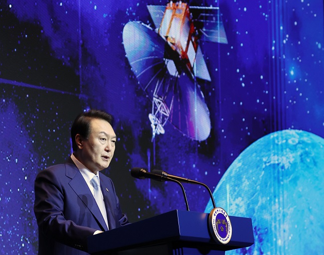 President Yoon Suk-yeol unveils a space roadmap at a meeting on space policies on Nov. 28, 2022. (Yonhap)