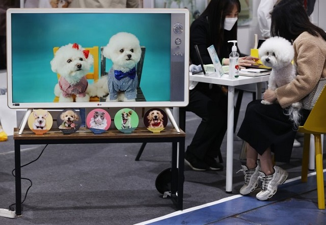 Pet owners attend the 2021 K-Pet Fair in Seoul on March 12, 2021. (Yonhap) 