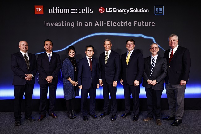 Officials from Ultium Cells LLC, the joint venture between LG Energy Solution Ltd. and General Motors Co., join Tennessee Gov. Bill Lee (5th from L) and other guests for the announcement of the additional US$275 million investment in the battery manufacturing plant in Spring Hill, Tennessee, in this photo from Ultium Cells' website on Dec. 3, 2022.