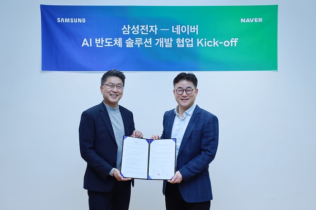 Han Jin-man (L), executive vice president and head of memory global sales and marketing at Samsung Electronics Co., and Chung Suk-geun (R), CEO of Naver CLOVA CIC, are seen in this photo provided by Samsung on Dec. 6, 2022.