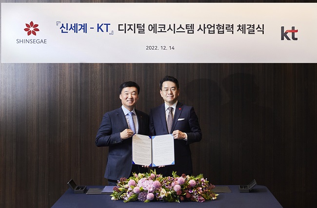 E-Mart Inc. CEO Kang Heui-seok (R) and President Yun Kyoung-lim from KT Corp. pose for a photo at a signing ceremony at a hotel in Seoul on Dec. 14, 2022. (Yonhap)