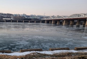 Han River Freezes Early This Year amid Continued Cold Wave
