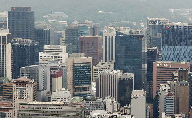 This file photo shows the buildings of South Korea’s major companies in Seoul. (Yonhap)