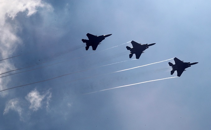 This pool photo, taken on Sept. 29, 2022, shows South Korea's F-15K fighters staging a performance in a media event ahead of the Armed Forces Day at the Gyeryongdae military headquarters, 160 kilometers south of Seoul. (Yonhap)