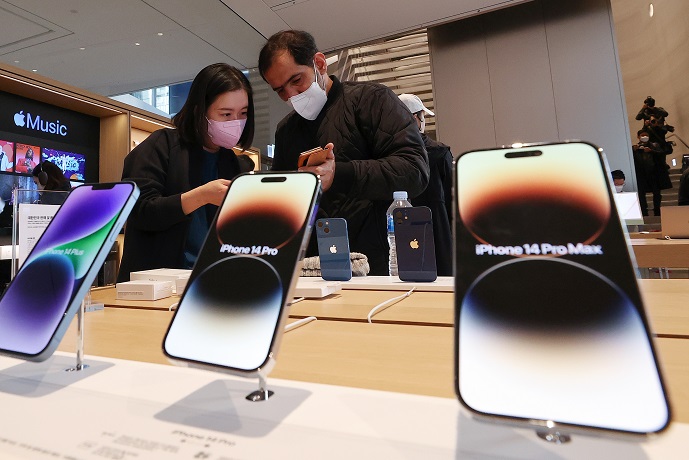 In this file photo taken Oct. 7, 2022, Apple products are displayed at a store in central Seoul. (Yonhap)