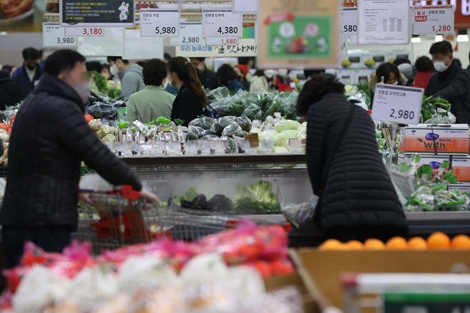 People shop for groceries at a supermarket on Nov. 27, 2022. (Yonhap)