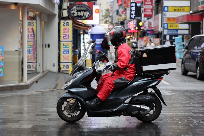 Delivery drivers are busy delivering instant food in Seoul on Nov. 28, 2022. (Yonhap)