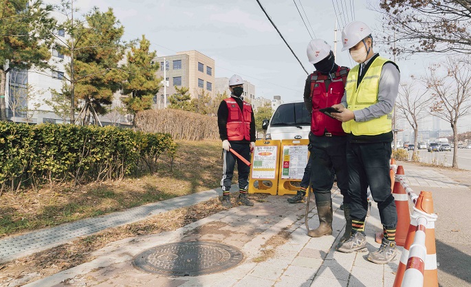 SK Telecom Prevents Manhole Accidents Through IoT Technology