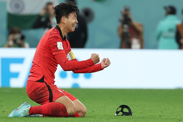 South Korean captain Son Heung-min celebrates his team's advance to the round of 16 at the FIFA World Cup after beating Portugal 2-1 in the teams' Group H match at Education City Stadium in Al Rayyan, west of Doha, on Dec. 2, 2022. (Yonhap)