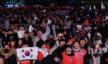 Koreans Brave Cold Weather to Watch World Cup Match in Gwanghwamun Square
