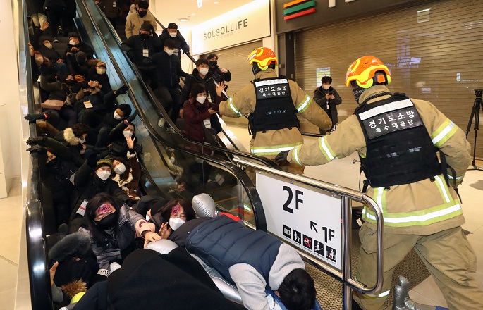 Citizens take part in an safety drill at a branch store of Lotte Department Store in Suwon, south of Seoul, on Dec. 8, 2022. (Yonhap)