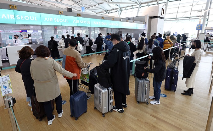 This photo taken Dec. 9, 2022, shows outbound passengers to Japan at Terminal 1 of Incheon International Airport, west of Seoul. (Yonhap)