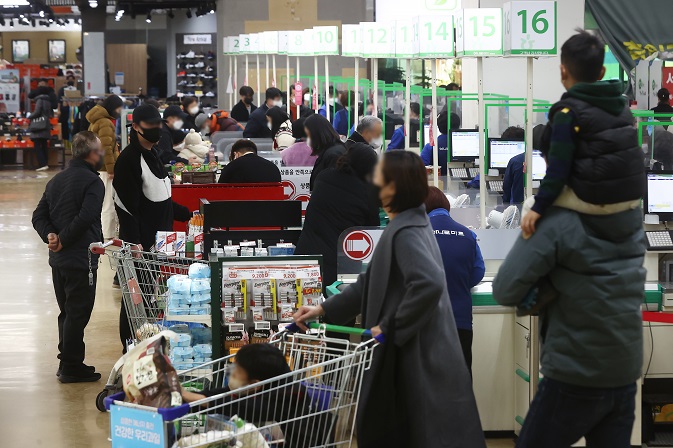 People purchase groceries at a supermarket in Seoul in this file photo taken on Dec. 11, 2022. (Yonhap)
